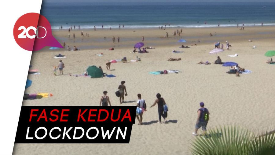 Warga Portugal Mulai Nikmati Pantai