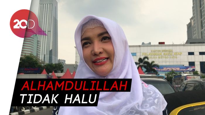 Roro Fitria Buktikan Mobil Mewahnya Tak Pakai Plat Bodong
