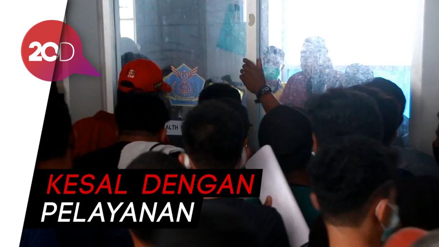 Kericuhan Penumpang Saat Urus Surat Kesehatan di Pelabuhan Parepare