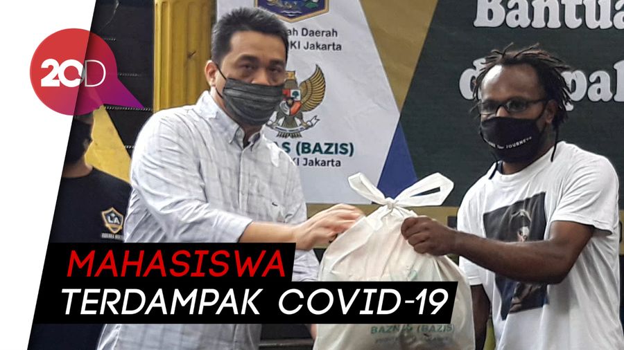 Wagub Riza Patria Bagikan Bansos untuk Mahasiswa Papua di Jakarta