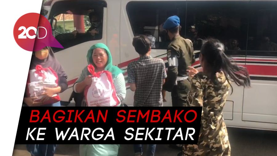 Paspampres Bagi-bagikan Sembako Usai Jokowi Tinjau Masjid Istiqlal