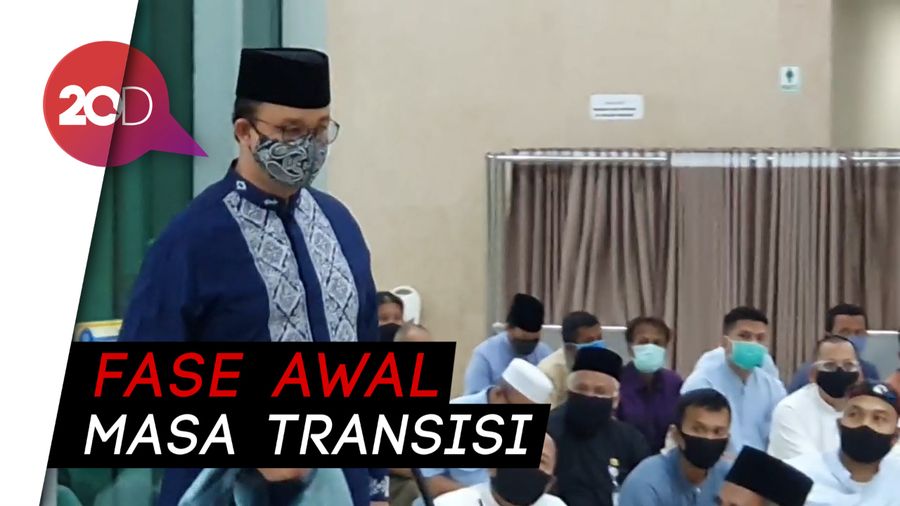 Anies Baswedan Salat Jumat Berjemaah di Masjid Balai Kota