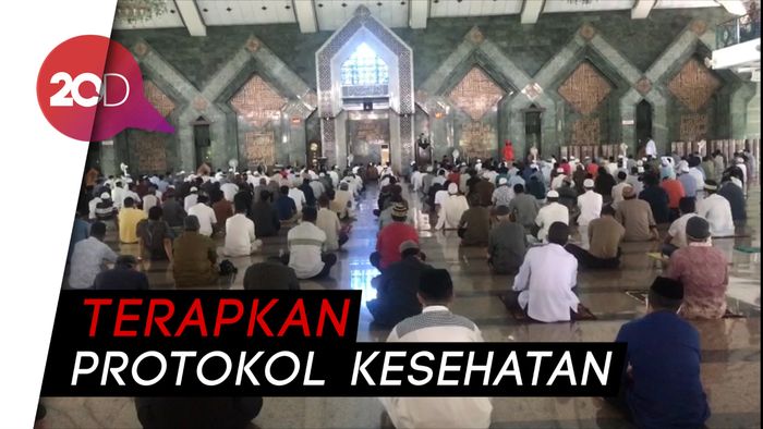Gubernur Puji Pelaksanaan Salat Jumat Berjemaah di Makassar