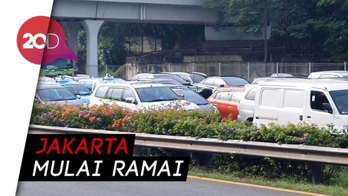 Awal PSBB di Masa Transisi, Tol Cawang Arah Grogol Macet