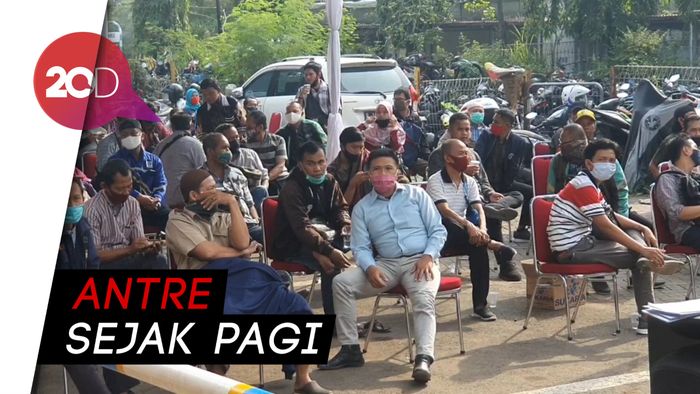 Dibatasi Kuota, Warga Tertib Antre Perpanjang SIM di Satpas Jaktim