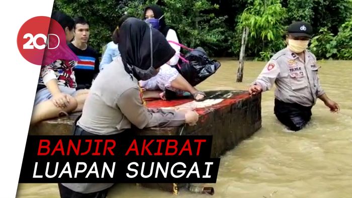 Polwan Basah-basahan Ikut Terjang Banjir Evakuasi Ibu Hamil 9 Bulan