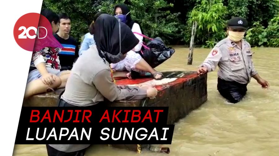 Polwan Basah-basahan Ikut Terjang Banjir Evakuasi Ibu Hamil 9 Bulan
