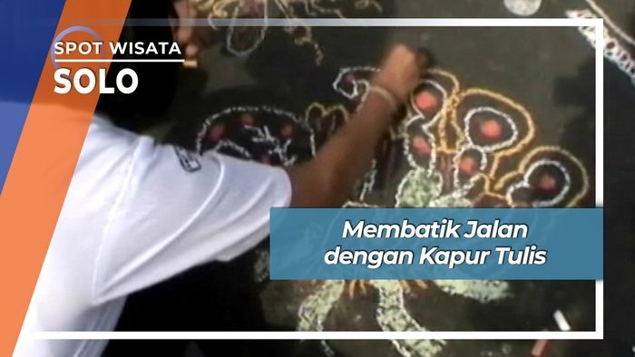 Membatik Jalan Aspal Dengan Kapur Tulis di Pasar Triwindu Kota Solo