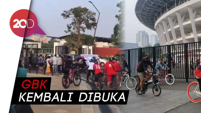 PSBB Transisi, Warga Antre Masuk GBK di Minggu Pagi