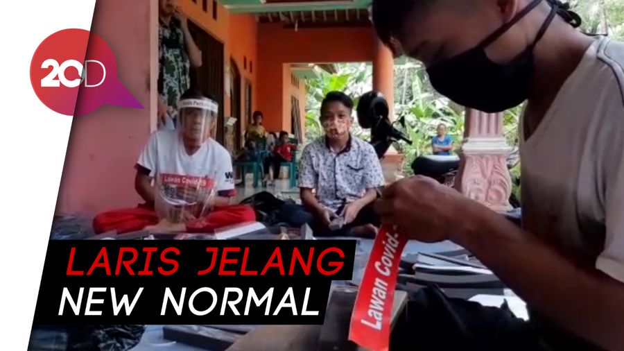 Produktif di Tengah Pandemi, Difabel Rakit Face Shield