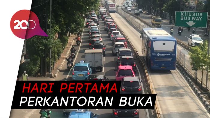 Antrean Kendaraan Terjadi di Jalan Mampang Prapatan Arah Kuningan