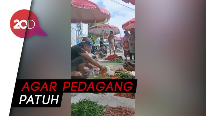 Bupati Bengkulu Selatan Jualan Sayur Sambil Kampanye Protokol Corona