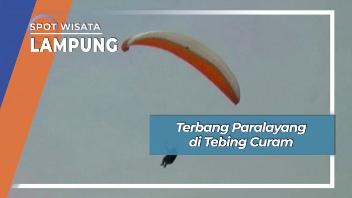 Terbang Paralayang di Tebing Curam, Lampung