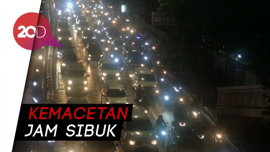 Arus Lalin Semanggi Arah Cawang Macet Malam Ini