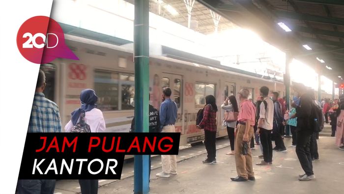 Stasiun Manggarai Ramai, Penumpang Tetap Tertib Jaga Jarak