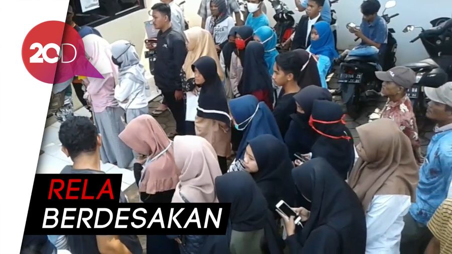 Tanpa Protokol Covid-19, Warga di Subang Antre Rekam e-KTP