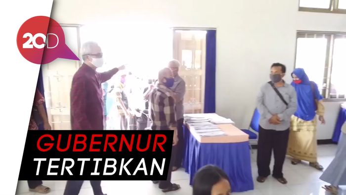 Warga Jateng Berkerumun Antre Bansos, Ganjar Turun Tangan