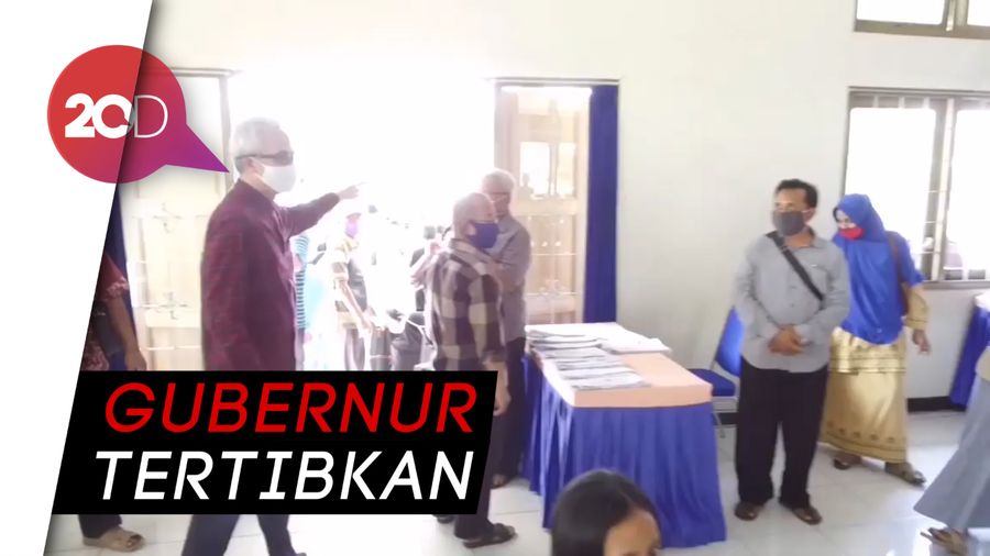 Warga Jateng Berkerumun Antre Bansos, Ganjar Turun Tangan
