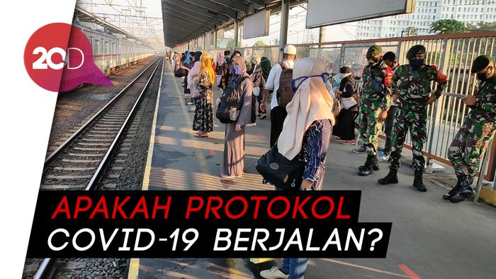 Suasana Stasiun Bekasi di Masa PSBB Transisi pada Jam Berangkat Kantor