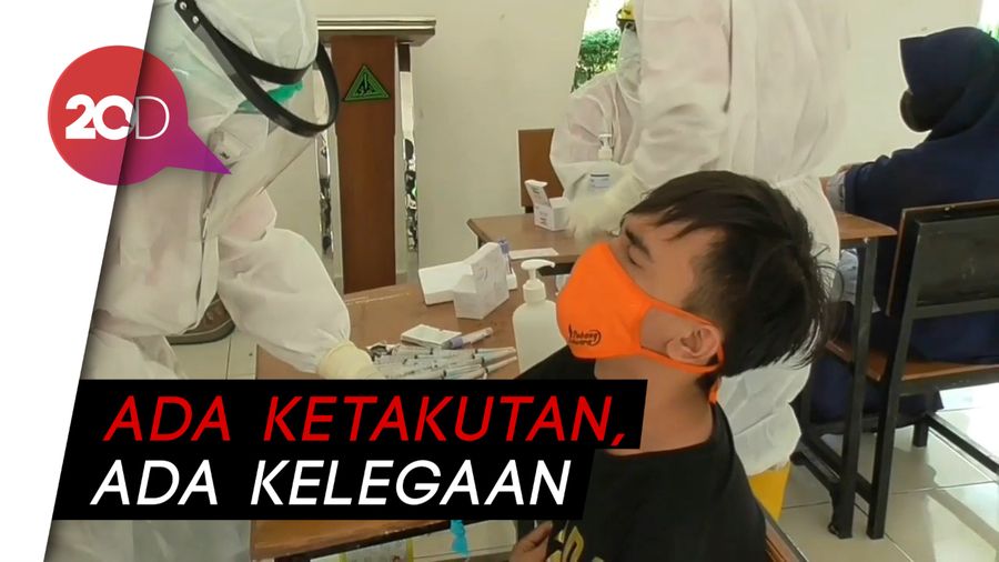 Wajah Tegang Para Santri Hadapi Jarum Suntik Rapid Test