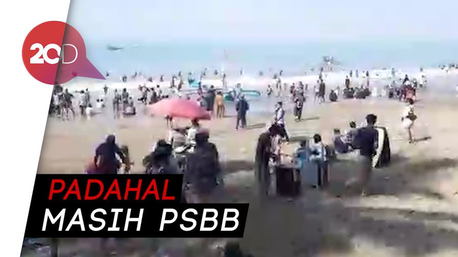Duh! Ribuan Wisatawan Padati Pantai di Sukabumi