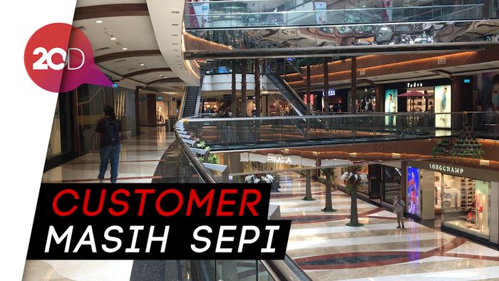 Pondok Indah Mall Beroperasi, Toko Pakaian Masih Sepi Pembeli