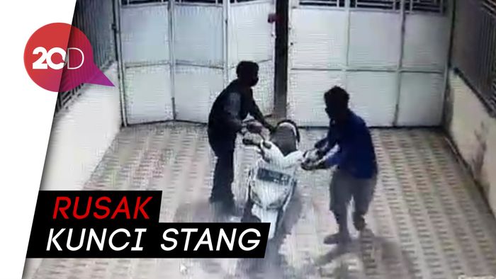 Aksi Dua Maling Susah Payah Curi Motor di Jambi Terekam CCTV