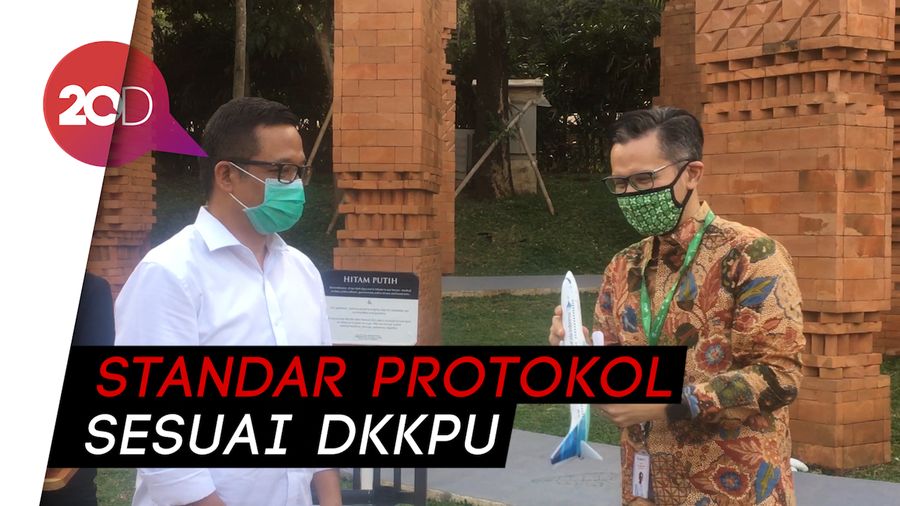 Pramugari Garuda Pakai Face Shield Ketimbang Baju APD, Ini Kata Dokter