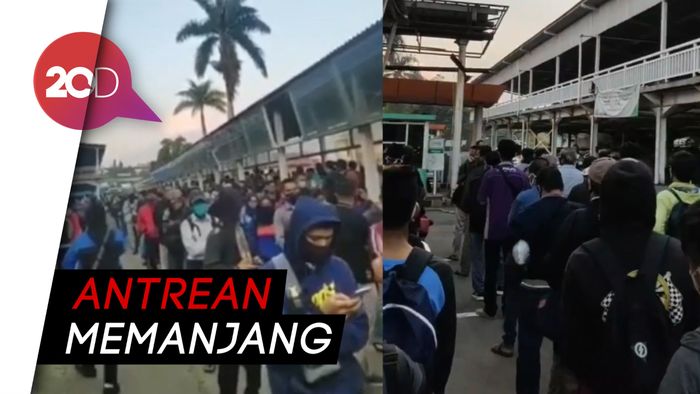 Antrean Penumpang KRL Mengular di Stasiun Bogor