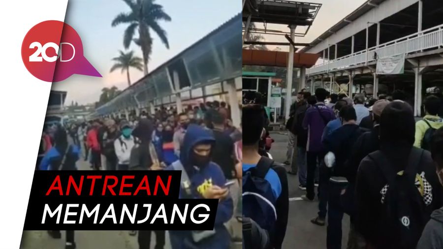 Antrean Penumpang KRL Mengular di Stasiun Bogor