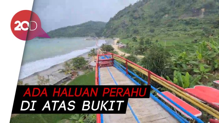 Keindahan Pantai Cikembang yang Disorot Gegara Kapal Karam