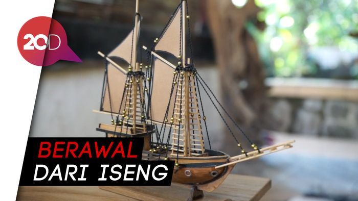 Kisah Sukses Pengrajin Miniatur Kapal Pinisi