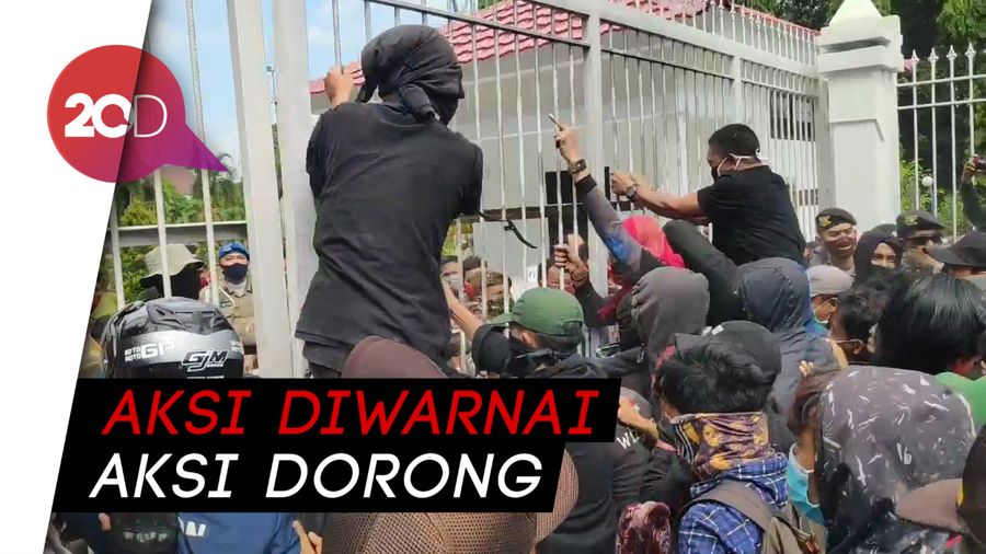 Demo Krisis Air Bersih di Sulsel, Pagar Kantor Bupati Didobrak