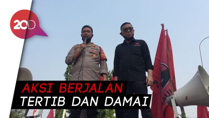 Di Atas Mobil Komando, Wakapolres Jakut Apresiasi Aksi Massa PDIP