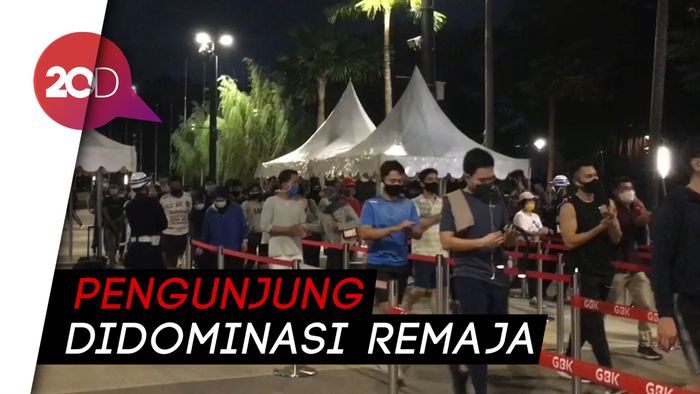 GBK Masih Ramai Diserbu Pengunjung di Malam Hari