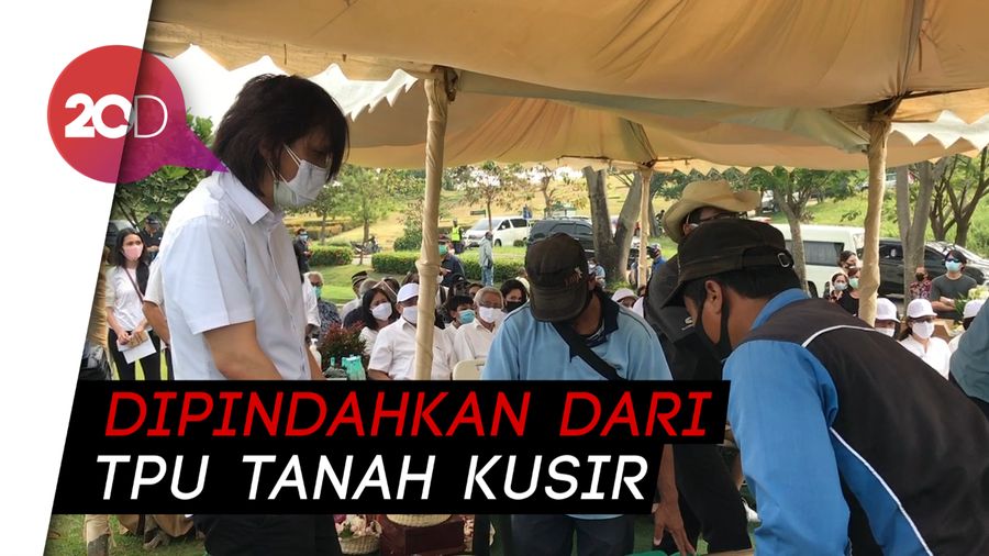 Ibu Once Mekel Dimakamkan Satu Liang Lahat dengan Kerangka Suaminya