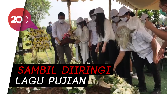 Ketegaran Once Antar Sang Ibu ke Tempat Peristirahatan Terakhir