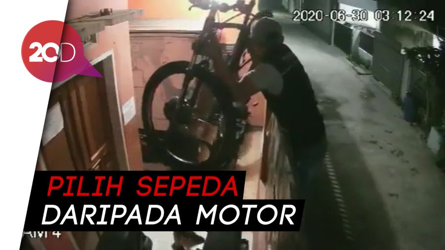 Detik-detik 3 Pencuri Santuy Gondol 2 Sepeda di Bandung