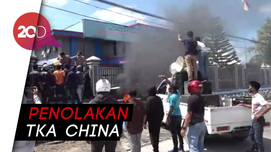 Massa Lempari Kotoran Sapi dan Telur Busuk ke Kantor Imigrasi Kendari
