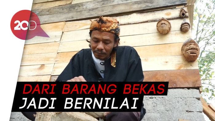 Kreatif! Perajin Asal Subang Sulap Kelapa Kering Jadi Karya Seni