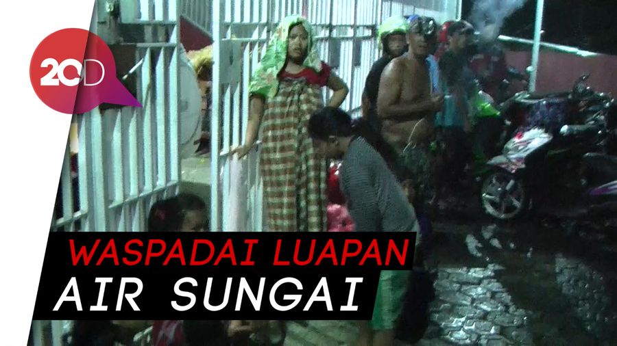 Takut Rumahnya Terseret Arus Sungai, Warga Mamuju Ngungsi ke Jalan