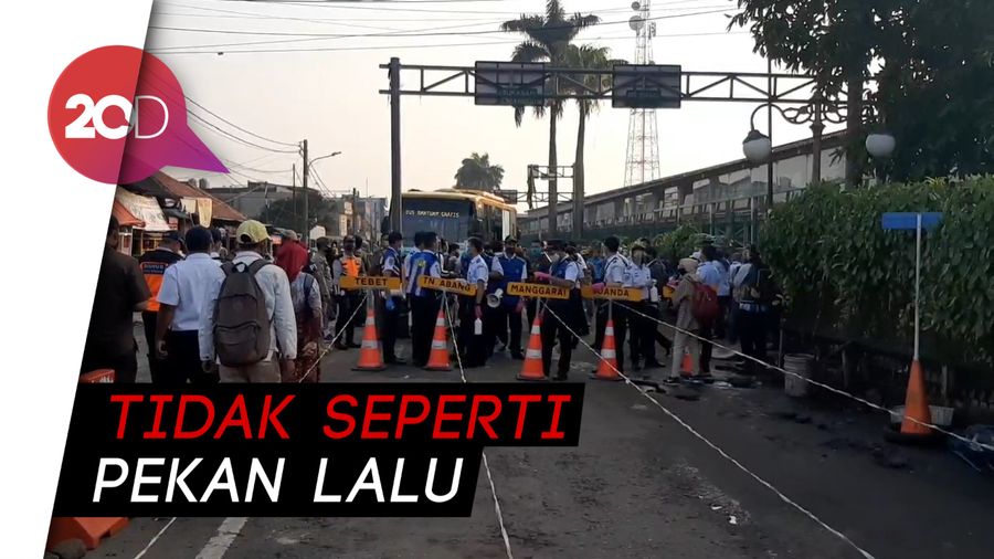 Antrean Mengular di Stasiun KRL Bogor, Bus Gratis Dioperasikan