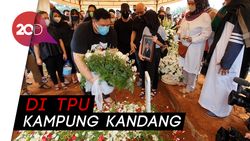 Ivan Gunawan Antar Jenazah Ayahanda ke Peristirahatan Terakhir Ivan Gunawan Antar Jenazah Ayahanda ke Peristirahatan Terakhir