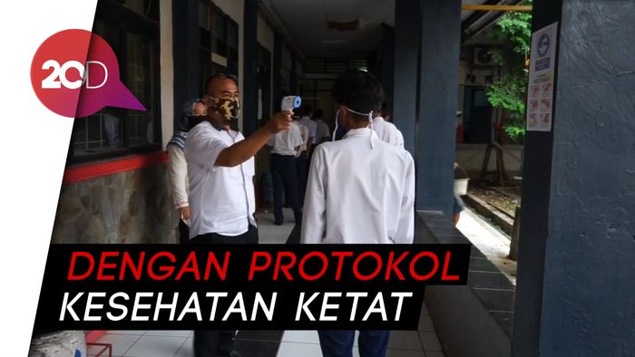 Kesulitan Daring, Siswa SMK di Purwakarta Tetap Belajar Tatap Muka