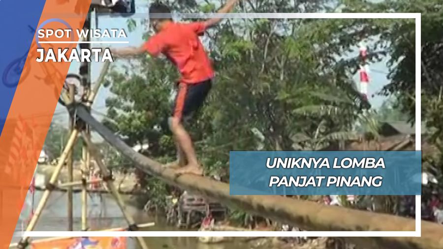Uniknya Lomba Panjat Pinang, Jakarta