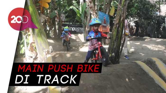 Gemas! Energiknya Anak-anak Main Sepeda Tanpa Pedal di Track