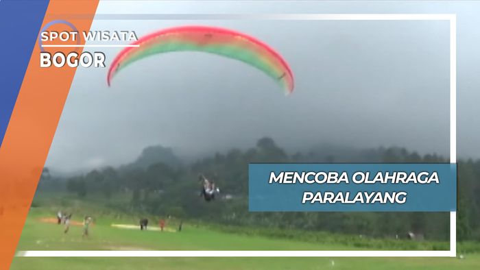 Uji Nyali Melayang dengan Paralayang di Kabut Puncak Bogor