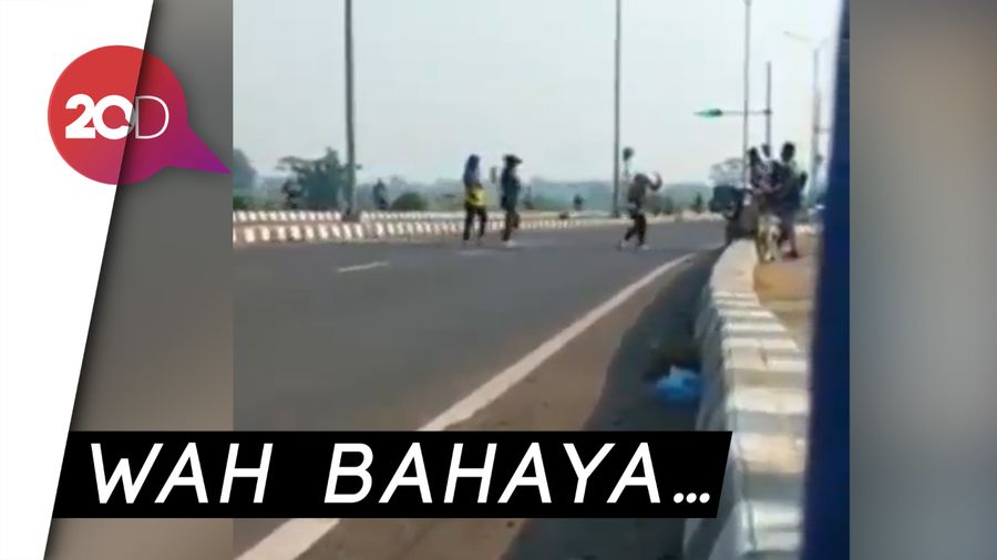 Emak-emak Main TikTok di Exit Tol, Polisi Turun Tangan