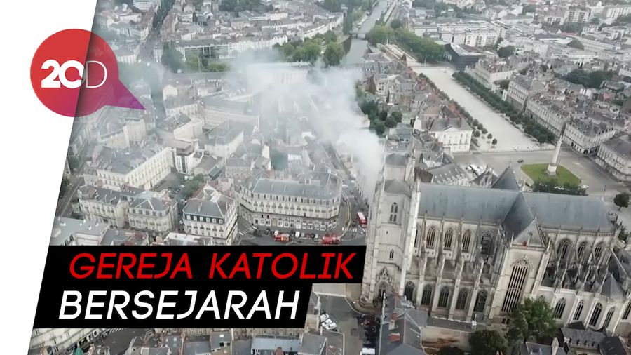 Katedral Abad Pertengahan di Prancis Terbakar