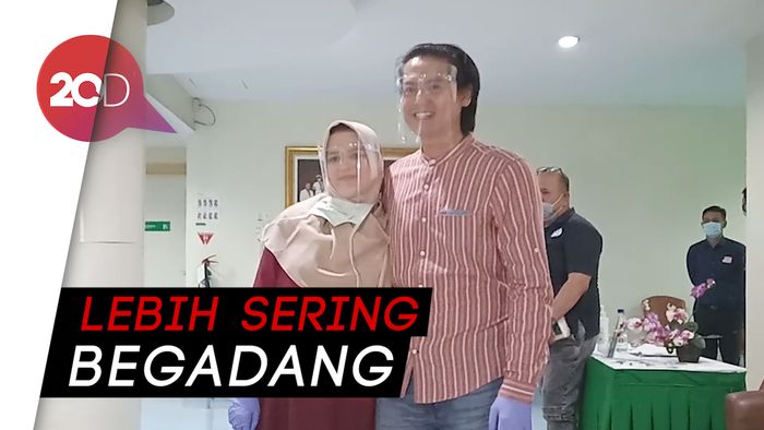 Jadi Ayah Baru, Roger Danuarta Sudah Lihai Gendong Bayi